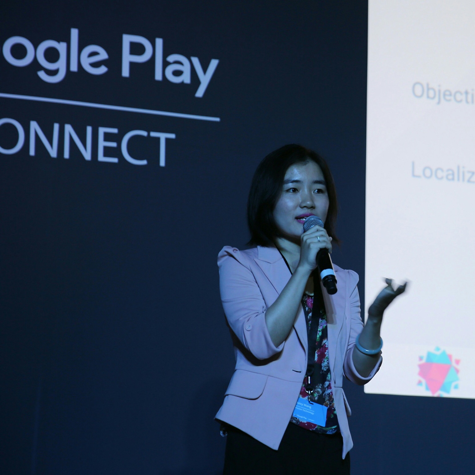 2017 年,Daisy Wang 在迪拜在 Google 活动介绍产品