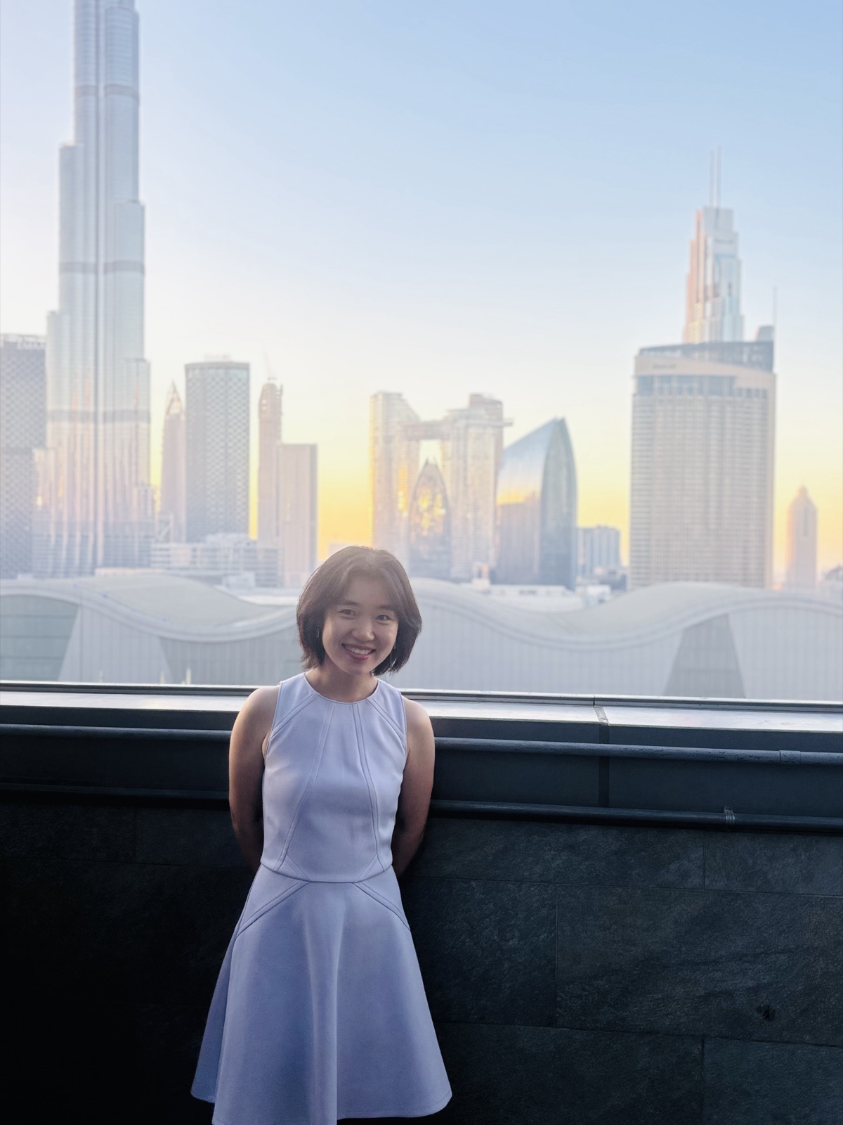 Daisy Wang 在迪拜城市天际线前